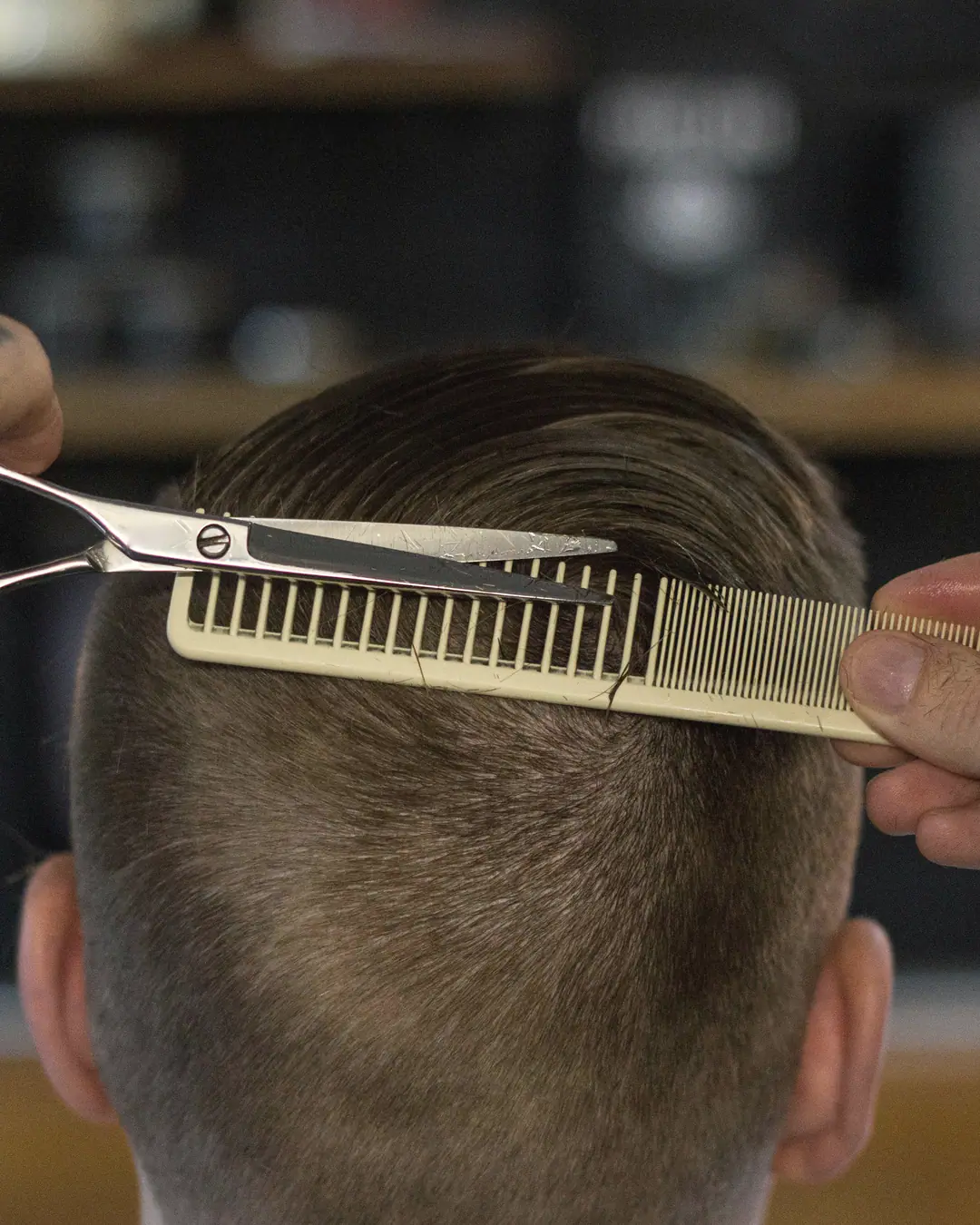 Corte social feito na tesoura