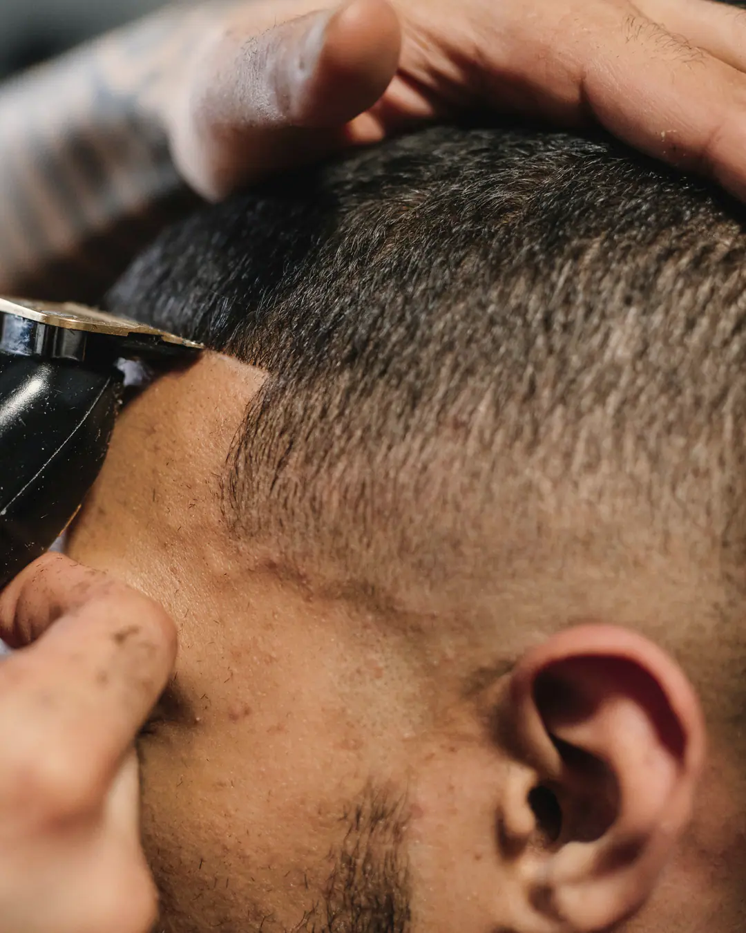 Buzz cut, cabelo curto e uniforme com a máquina rente na lateral