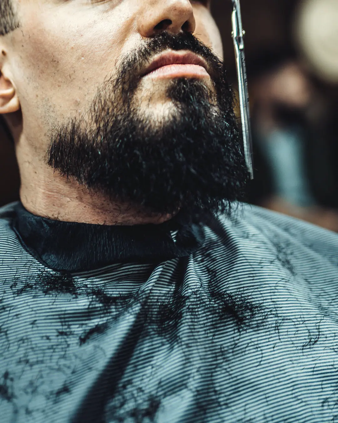 Barba com contorno feito na navalha